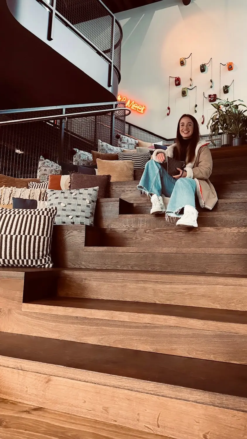 Ioana Abrudan posiert für ein Foto